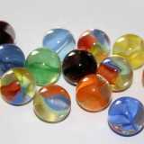 Le cat�s eye marbles (trasparenti con all�interno filamenti di vetro colorati). Queste ultime sono le �occhio di gatto�: rimandano al colore delle pupille dei nostri amici a quattro zampe